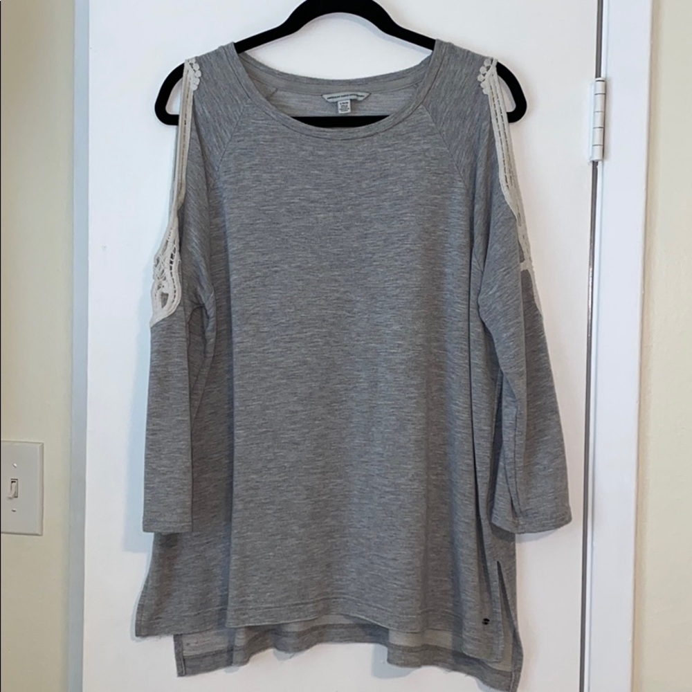 American Eagle Top Embroidered-Shoulder